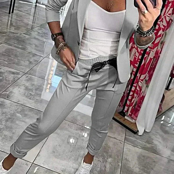 Adriana – Elegantni komplet sa blejzerom i pantalonama