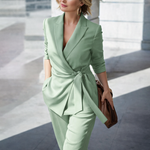 Nika – Elegantni komplet sa blejzerom i pantalonama