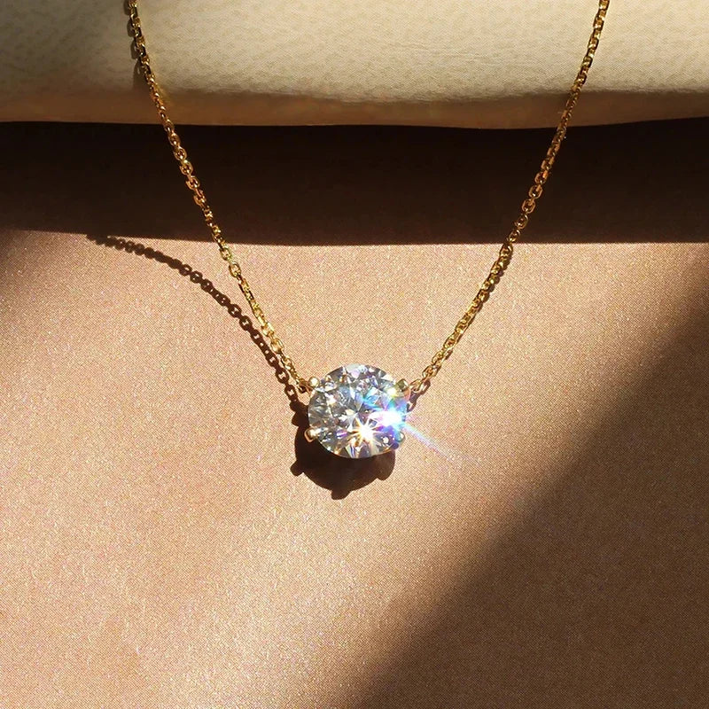 Elegantan privjesak solitera sa kristalom
