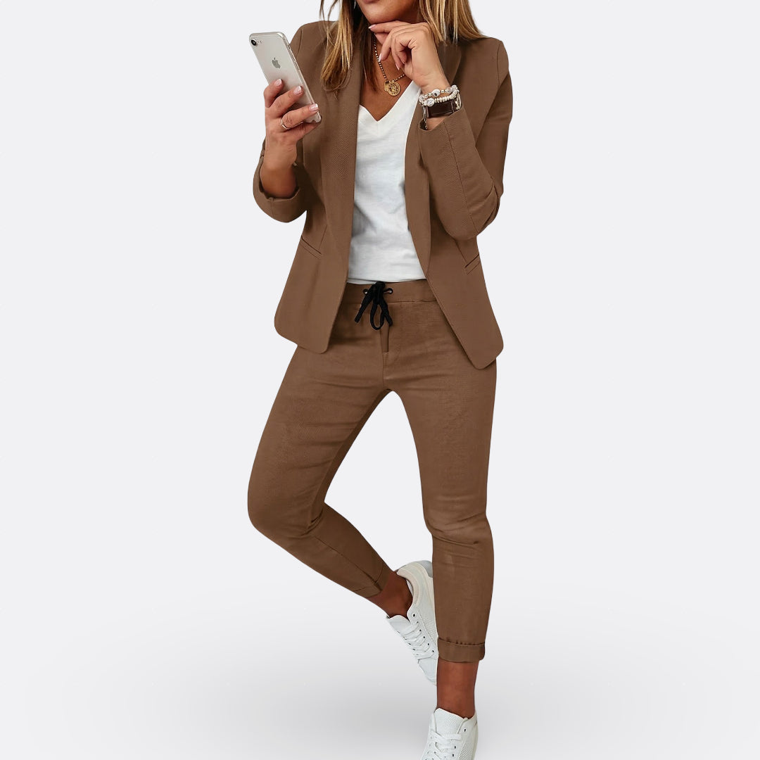 Filipa – Elegantni komplet sa blejzerom i pantalonama