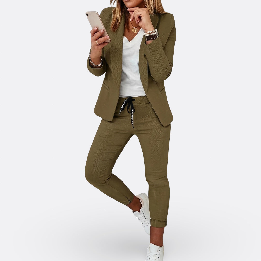 Filipa – Elegantni komplet sa blejzerom i pantalonama